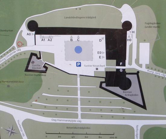 Informationsschild am roten Kreis links: wir gingen den kleinen Spazierweg von dort um das Schloß herum und dann von rechts in den Schloßhof, den wir später nach unten über die Terrassen Richtung Schloßgarten verließen