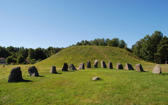 Blick aus der Schiffssetzung auf den Grabhügel