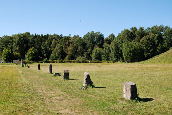 Eriksgatan, der Weg den die Könige durch ihr Reich gingen, hier als Steinsetzung sichtbar