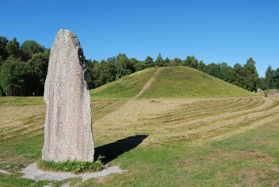 mit dem Runenstein mittendrin
