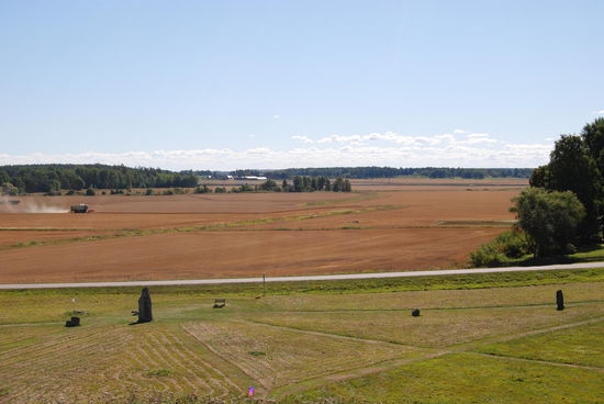 Blick vom großen Grabhügel aus in Richtung Mälaren, wo der Mähdrescher zu sehen ist, war zur damaligen Zeit die Küstenlinie