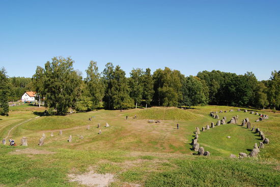 Kafé Anund und die Schiffssetzungen vom großen Grabhügel aus
