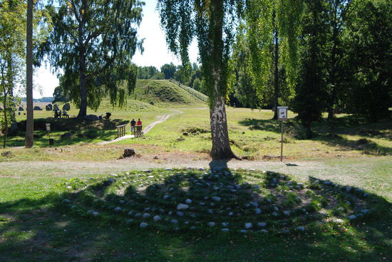 Labyrint zur Anschauung vor dem großen Grabhügel