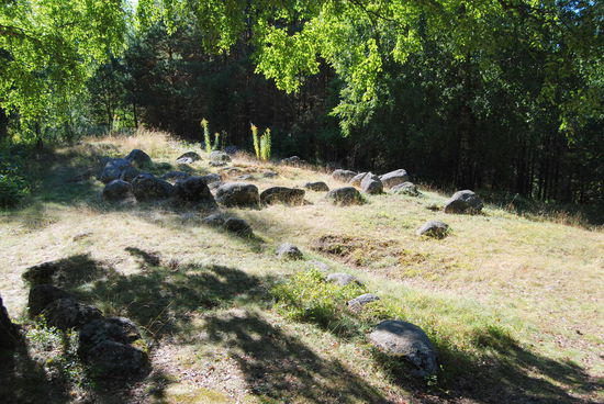 weiteren Grabfeldern vorbei