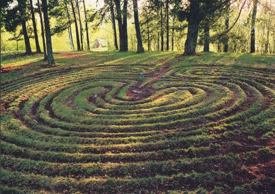 leider war es schon ziemlich überwachsen, so kauften wir eine Ansichtskarte, die das Labyrint in voller Schönheit zeigt