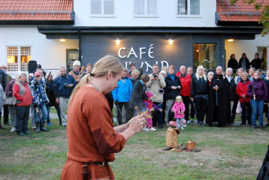 so wird Feuer auf Vikingarart angemacht