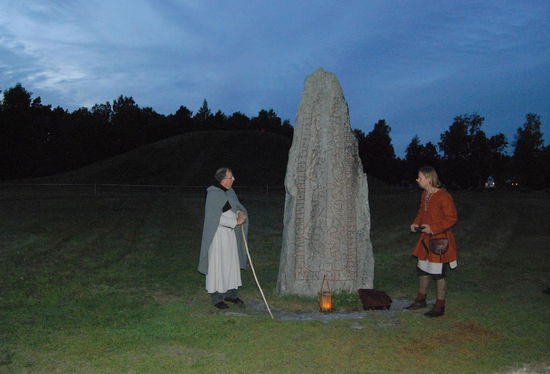 Gespräch zwischen Auftraggeber und Steinhauer am Runenstein