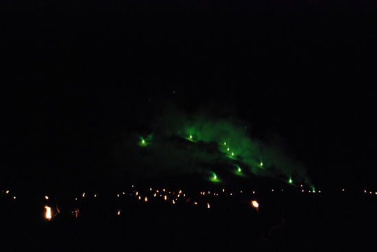 zum grün erleuchteten Grabhügel