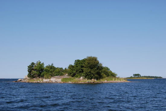 vorgelagerte Inseln vor dem kleinen Hafen Norra bryggan