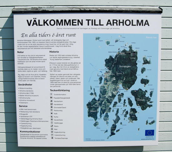 Willkommensschild mit einer Übersicht der Insel