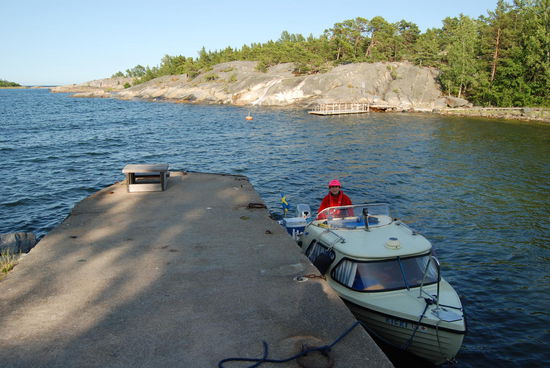an einer alten Betonbrücke