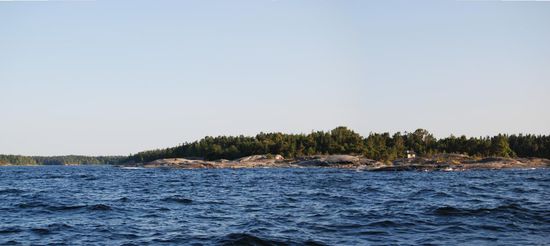wir schafften es schließlich um die Nordspitze von Arholma herum in den Fahrweg nach Süden zwischen der Ostseite der Hauptinsel und einigen Schären