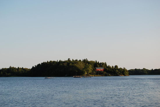 zwischen einigen Schären hindurch