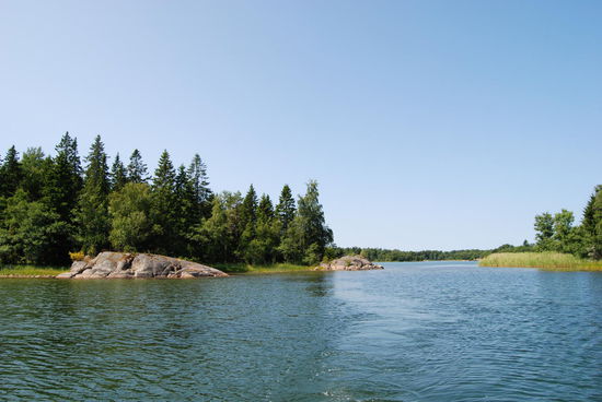 vorsichtig waren wir durch die flache Enge gefahren