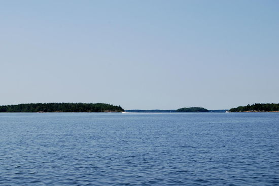 zwischen einigen Schären hindurch