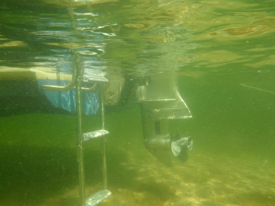 die Bucht war so flach, daß unsere Badeleiter bis zum Boden reichte