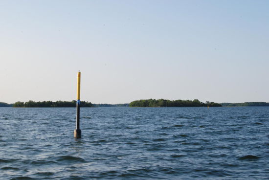 an Kardinalzeichen vorbei, die eine Untiefe markierten, fuhren wir in die Meerenge ein