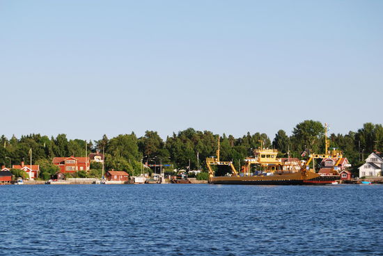 die gelbe Fähre, Fortsetzung der Straße und kostenlos, zwischen Köpmanholm und Furusund
