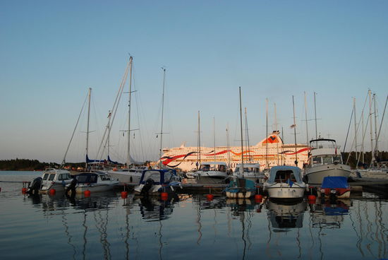 die Baltic Queen passiert Furusund