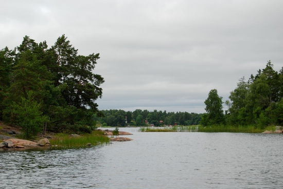 und zwischen kleineren Inseln hindurch