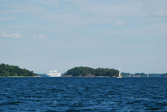 noch ein Blick zurück zum Farled, wo gerade die Birka Paradise passiert
