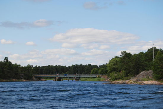 und fuhren wieder unter der Brücke durch