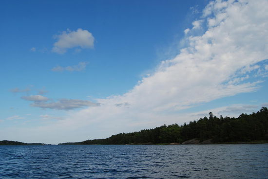 und im Windschatten an der Nordseite von Östra Lagnö entlang