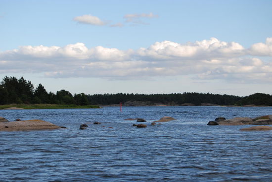 wir fuhren zwischen vielen Steinen hindurch