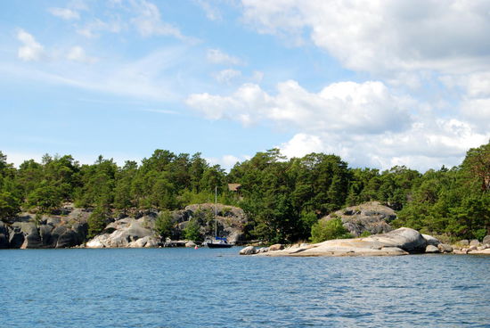 in fast allen Buchten liegen Boote