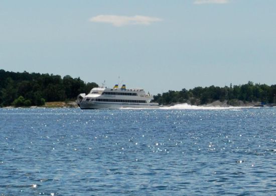 in den Schären fahren viele schnelle Passagierboote