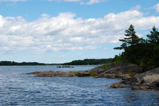 in einer Bucht liegt ein altes Wrack