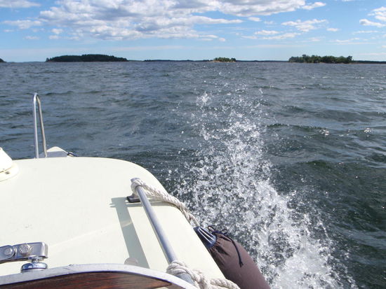 anfangs mußten wir gegen den Wellengang an