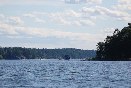 ein Hausboot? oder ein gewöhnlicher Transport in den Schären?