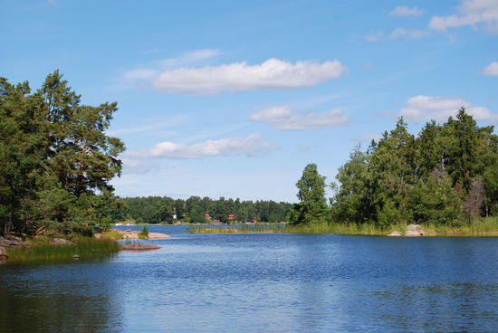 zwichen einigen kleinen Inseln hindurch