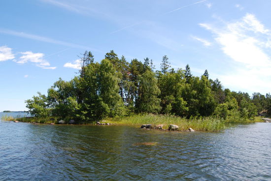knapp unter der Wasseroberfläche lagen viele Steine