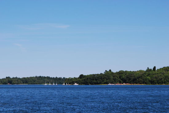 viel Betrieb am Strand und auf dem Wasser