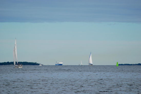 am Horizont taucht die Finnlines-Fähre Finnfellow auf