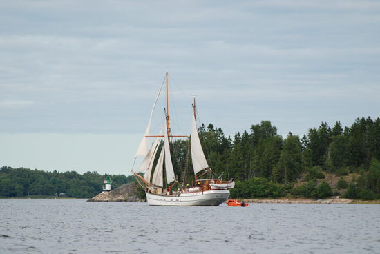 Segelschiff vor dem Leuchtfeuer Tjockö