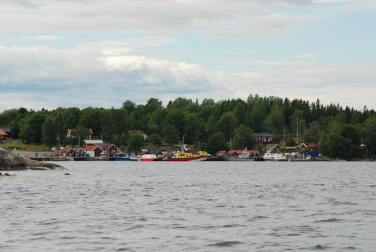 der kleine Hafen Rävsnäs, Stützpunkt der schwedischen Rettungsgesellschaft SSRS