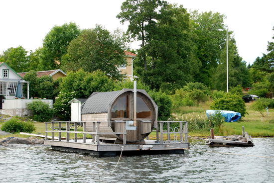 Saunatonne auf einem Floß