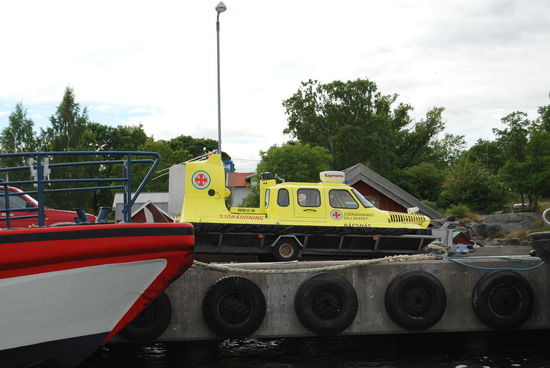 ein Svävare - Luftkissenfahrzeug für die Eisrettung gehört auch zur Station