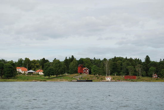 vor der Insel Lidön mußten wir den zweiten Tank anschließen, danach wollte der Motor nicht mehr anspringen