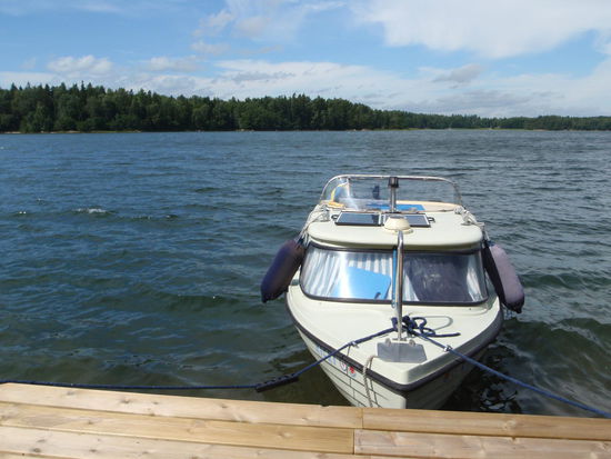 unser Boot an der Brücke des Naturistplatzes