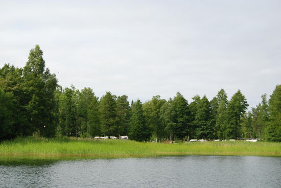 der Campingplatz vom Hafen aus