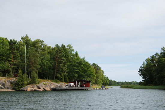 enge Durchfahrt am Hafen, die wir lieber vermieden