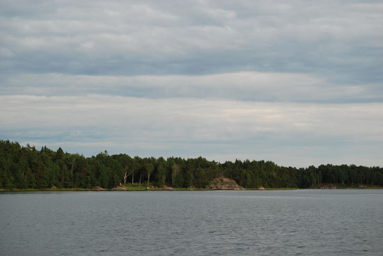 nun sahen wir schon den Felsen mit unserer Brücke in der Ferne