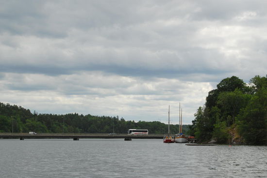 viel Platz ist nicht unter der Brücke, ob wir durchkommen?