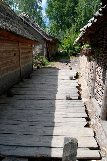 so sahen die Bohlenwege im Dorf aus
