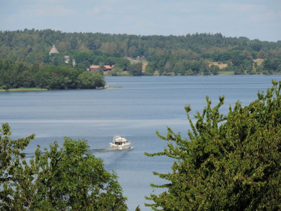Blick zur Insel Adelsö, wo der vikingazeitliche Königshof Hovgården lag