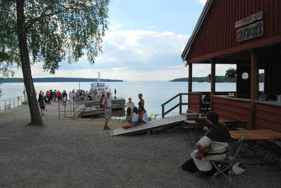 die Touristen verlassen die Insel
